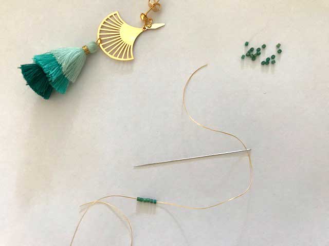 Boucles D'oreilles Pendantes En Aventurine Verte Avec Cœur Ajouré & Pompon Coloré